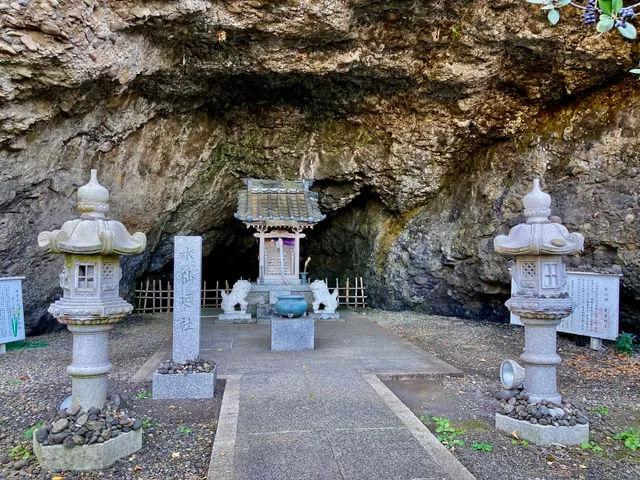 Aizen-Myouou Cave Suisen Shrine