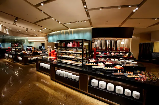 Super Buffet Glass Court