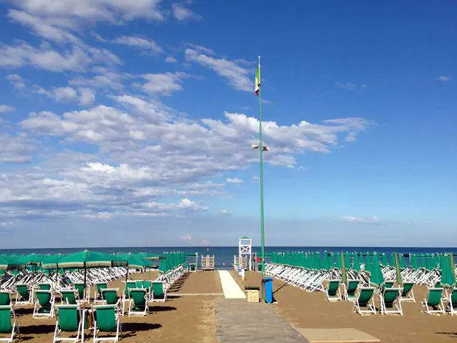 Stabilimento Balneare Bagno Vittoria a TIRRENIA - Livorno - LIDO con OMBRELLONI e LETTINI al MARE sul litorale pisano