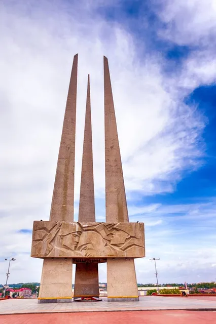 Memorial'nyy Kompleks "Tri Shtyka"