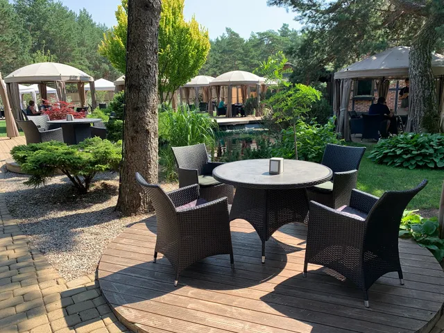 Nendrinė pastogė, restoranas