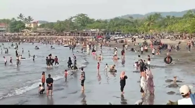 Pantai Karang Meong Sirih