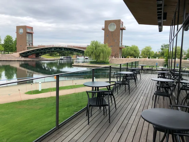 Starbucks Coffee - Toyama Kansui Park