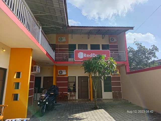 RedDoorz near Stasiun Kroya