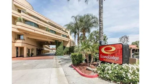 Econo Lodge Inn & Suites Riverside - Corona