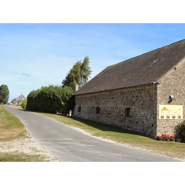 Gîte Ferme Saint Joseph: Chambres d'hôtes gîte avec piscine(Mont Saint Michel)
