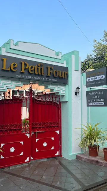 Le Petit Four