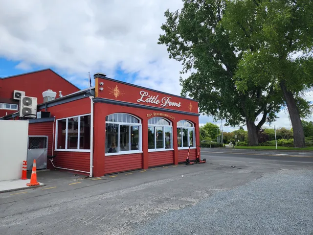 Little Poms cafe