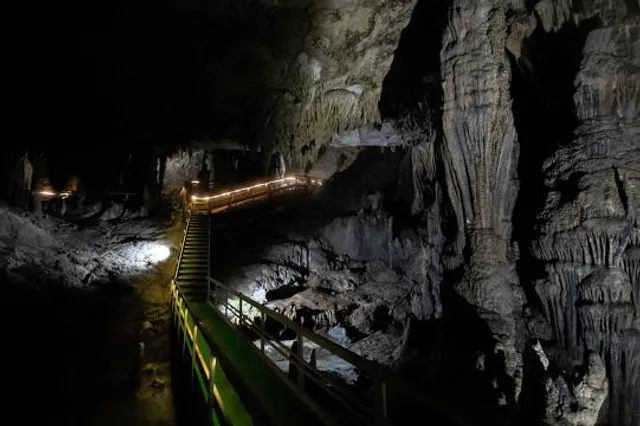 Lung Khuy Cave(Hang Lùng Khúy)