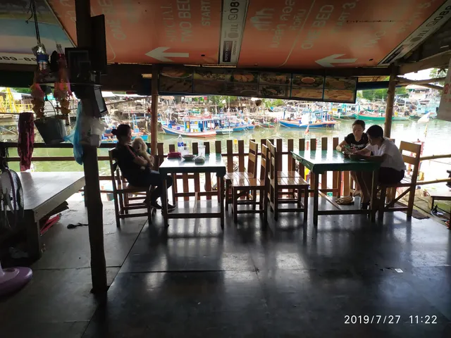 น้องพลอย ซีฟูดส์ สะพานปูชัก ชะอำ