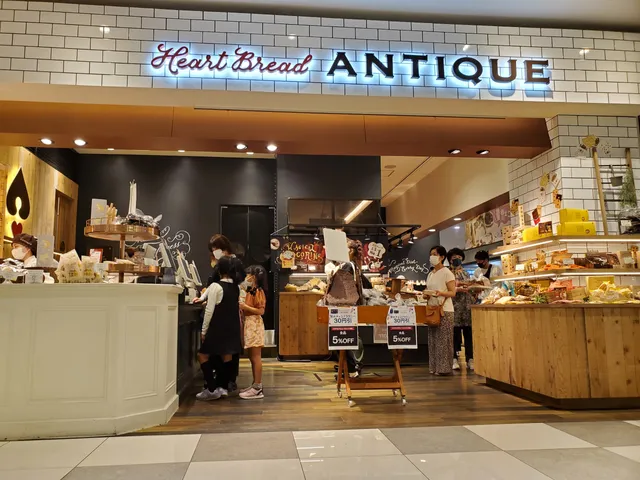 HEART BREAD ANTIQUE THE OUTLETS HIROSHIMA