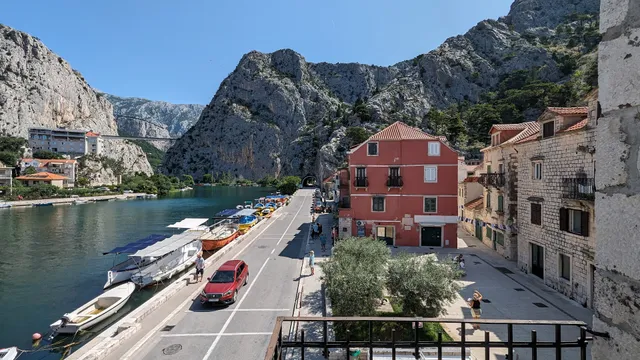 City & River View Apartment