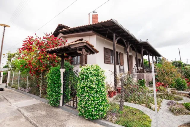 Red Roses Traditional House