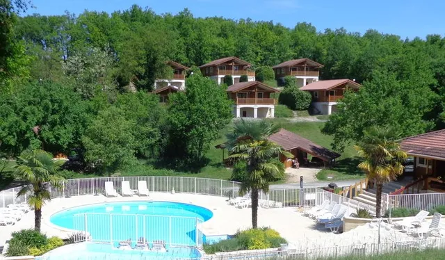 Chalets du Soleil: location chalets sur Village de vacances familial & calme avec piscine