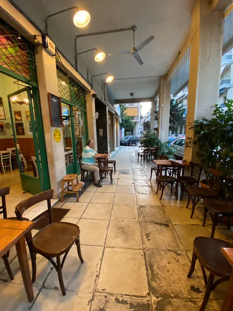 kafeneio To agriolouloudo