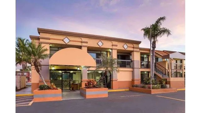Travelodge by Wyndham Fort Myers North