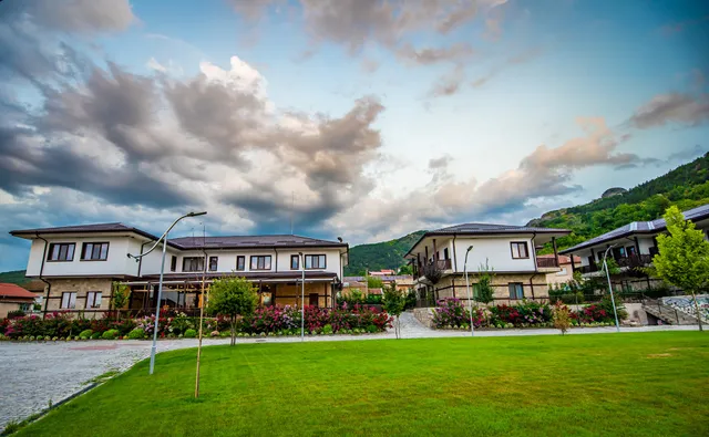 Юстина Вилас Хотел и Ресторант