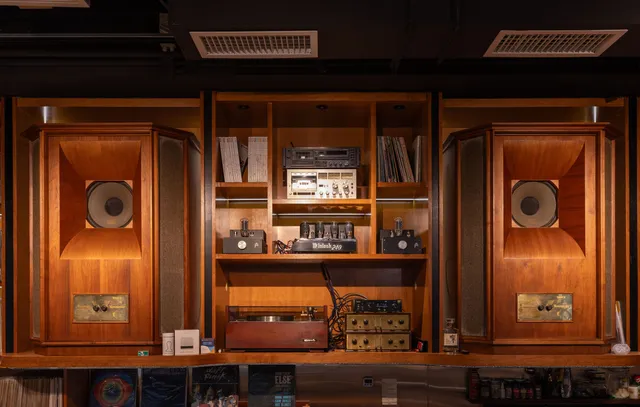 WING’S COFFEE & BAR