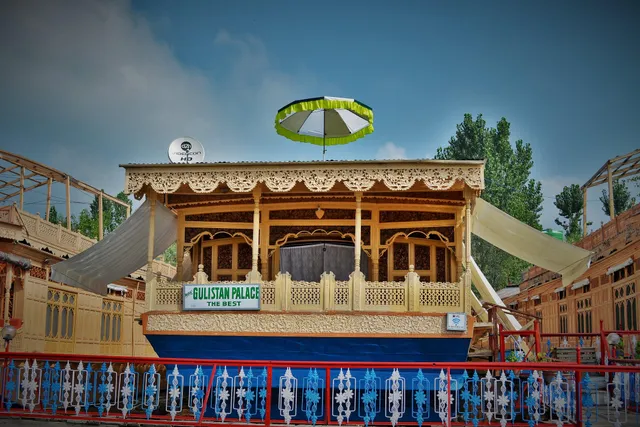 HARDY PALACE HOUSE BOAT