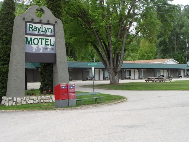 Ray Lyn Motel