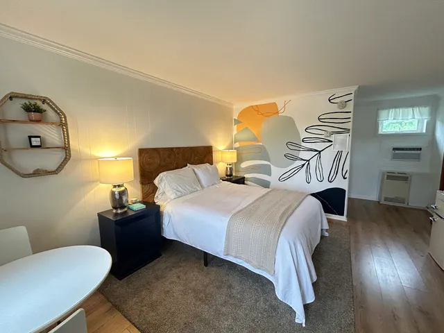 The Cove Motel (Former Irish Cove Motel)