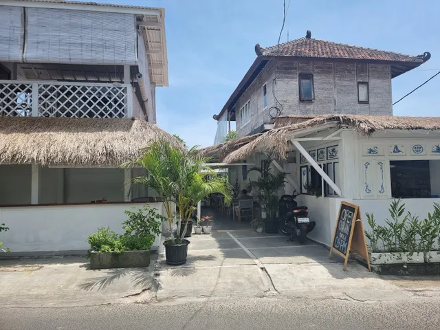 WHITE VILLA HOSTEL & EBIKE TOURS BALI UBUD