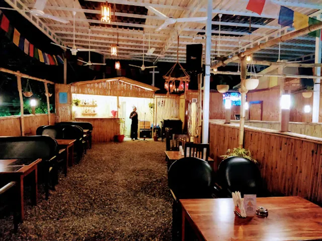 Hill Queen: Restro Bar Cafe