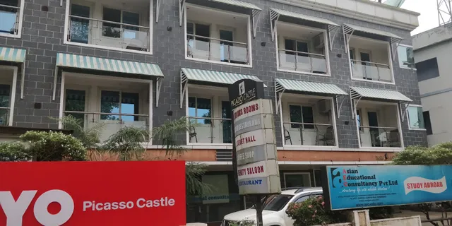 OYO 15426 Picasso Castle