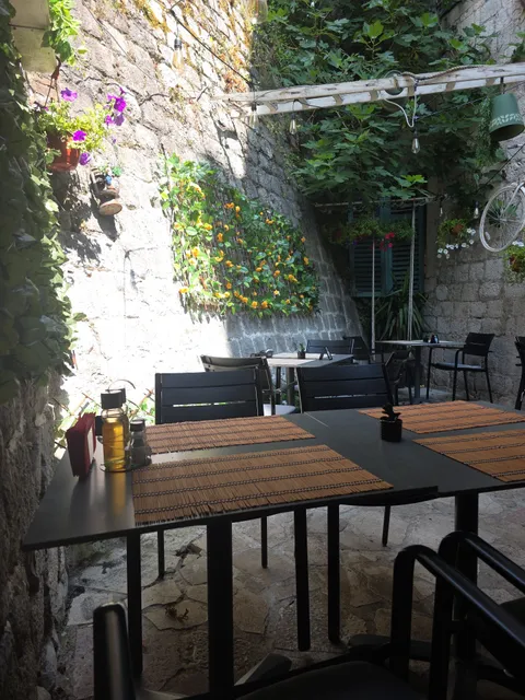 Gastro Pub " MojaKafanica "Kotor