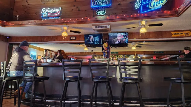 6 West Bar and Grill