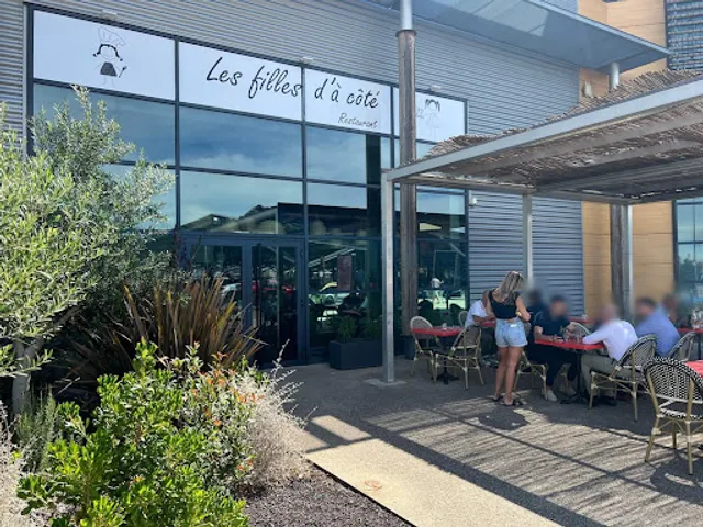 Les filles d'à coté