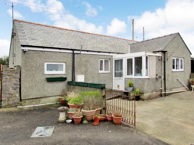 Tŷ Main Holiday Cottage