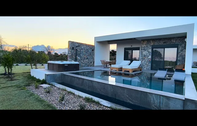 Aphrodite Luxury Suites with Private Heated Pools