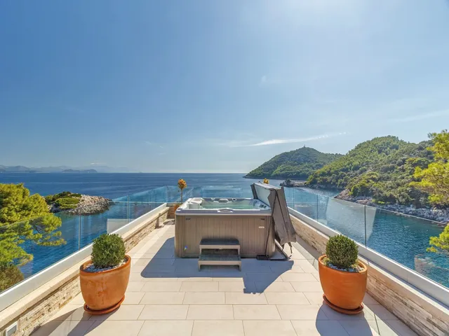 Villa Mirosa, Saplunara