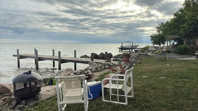 Lake Escape - Beach, Dock, Water Front & Back, Lake Erie, Ontario - House & Loft Apartment Unit
