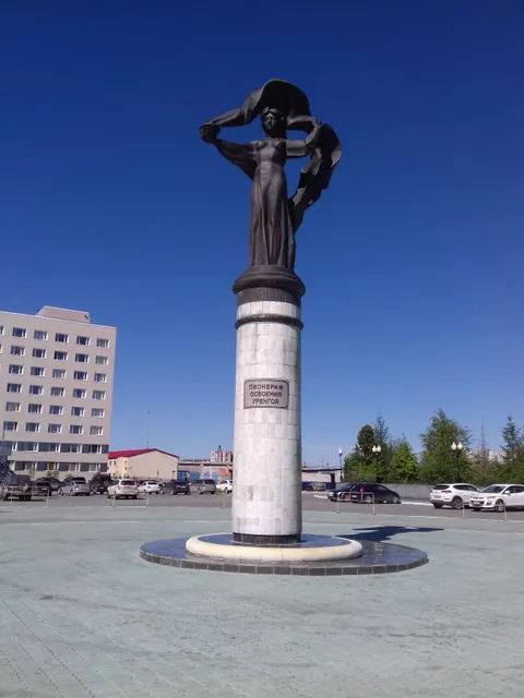 a monument to "the pioneers of Urengoi"