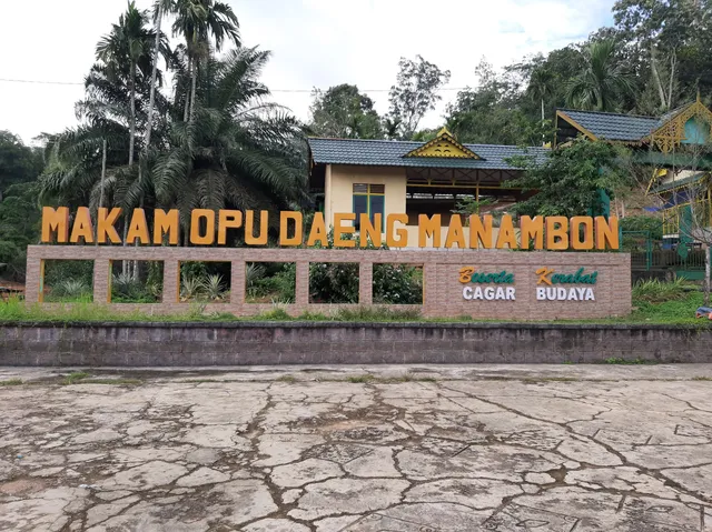 Makam Opu Daeng Manambon