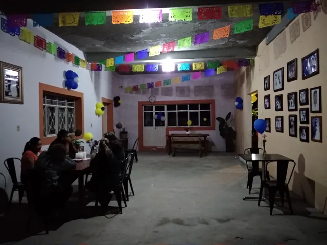 Pa' la Madre Drinks and food