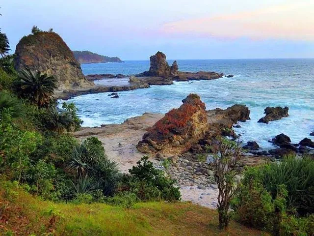 Pantai Watu Lumbung