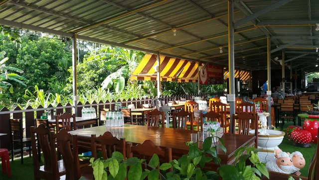 ร้านข้าวแกงป้าพร​ สาขา2​ วัดเจดีย์(ไอ้ไข่)​