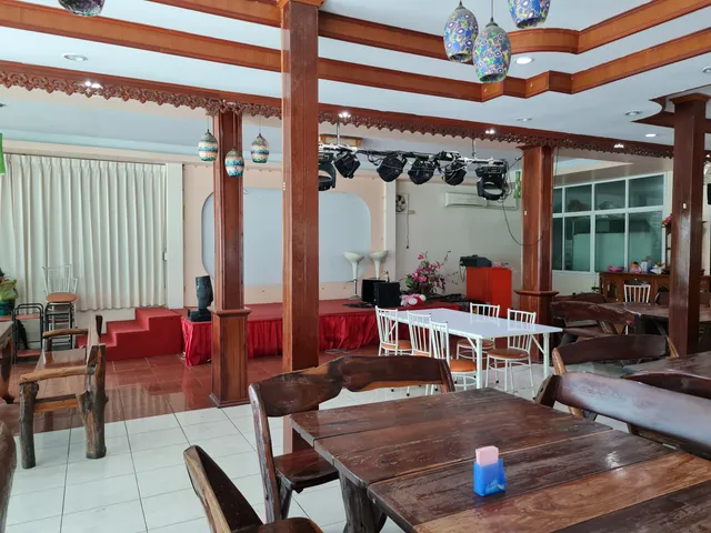 ร้านอาหารลายไม้