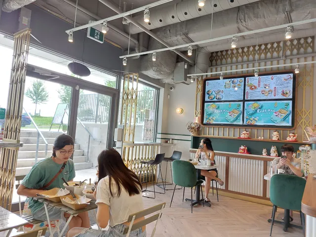 Phoenix Cafe 金鳳冰室