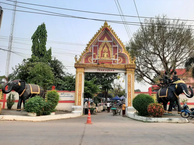 Wat Phlai Chumpol