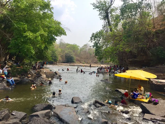 Khek Nam Lan - Familien-Badestelle Kaeng Sang Stromschnellen