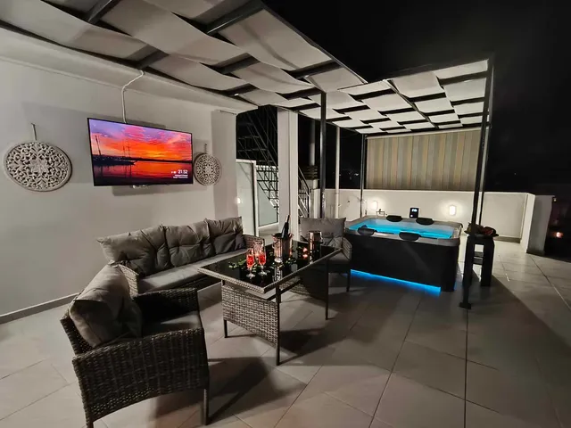 Jacuzzi penthouse - King's View Artemida