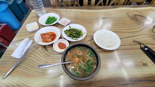 밀양집돼지국밥전문