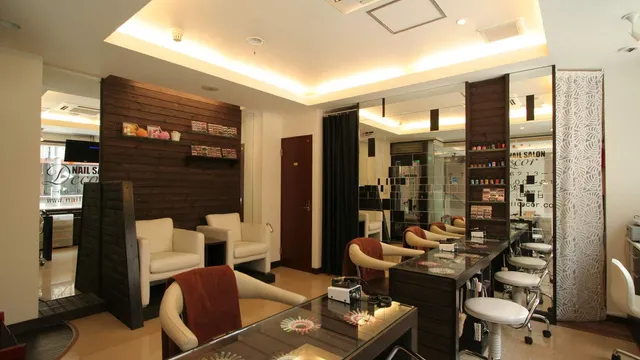 Nail Salon DECOR 心斎橋 【ネイルサロン デコール】
