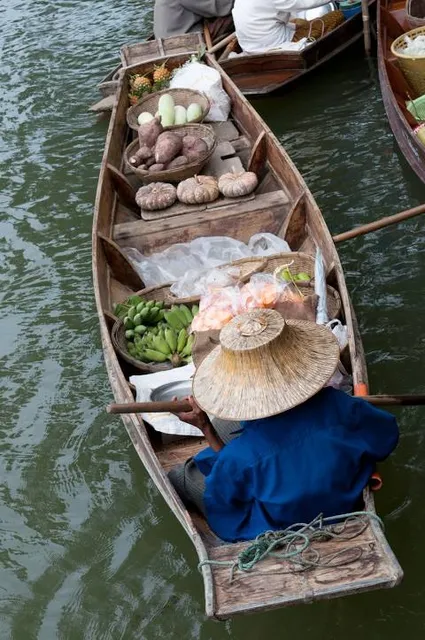 Bangnoi Floating Market
