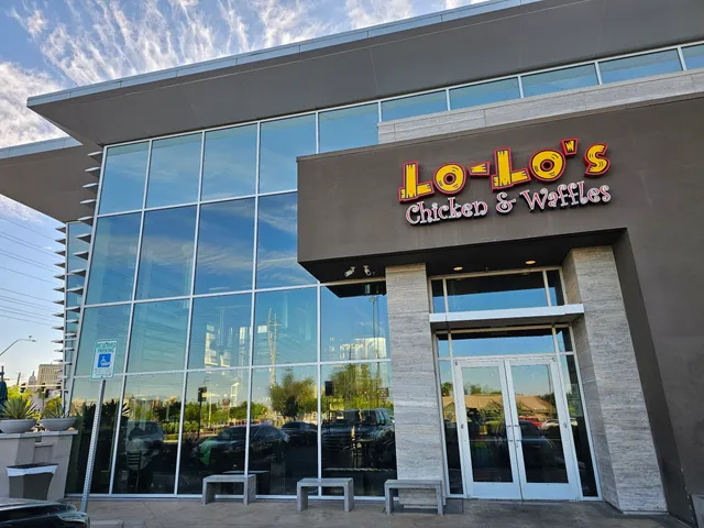 Lo-Lo's Chicken & Waffles