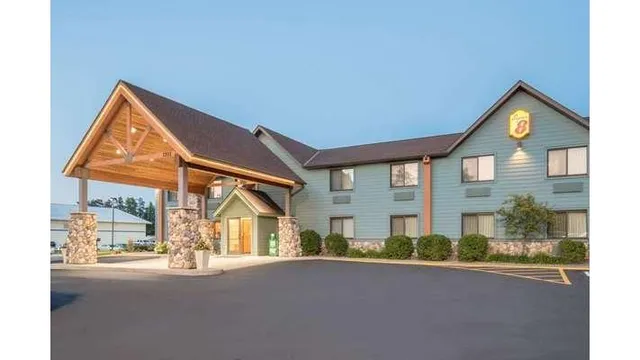 Super 8 by Wyndham Grand Rapids